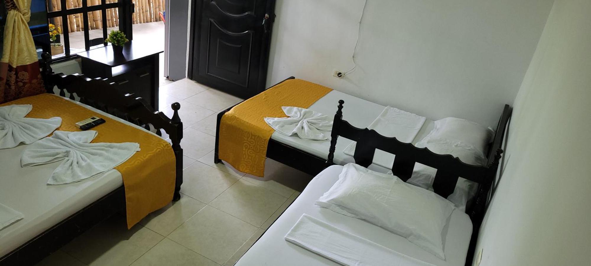Hostal Villa Del Rio Las Brisas Villavieja Ngoại thất bức ảnh