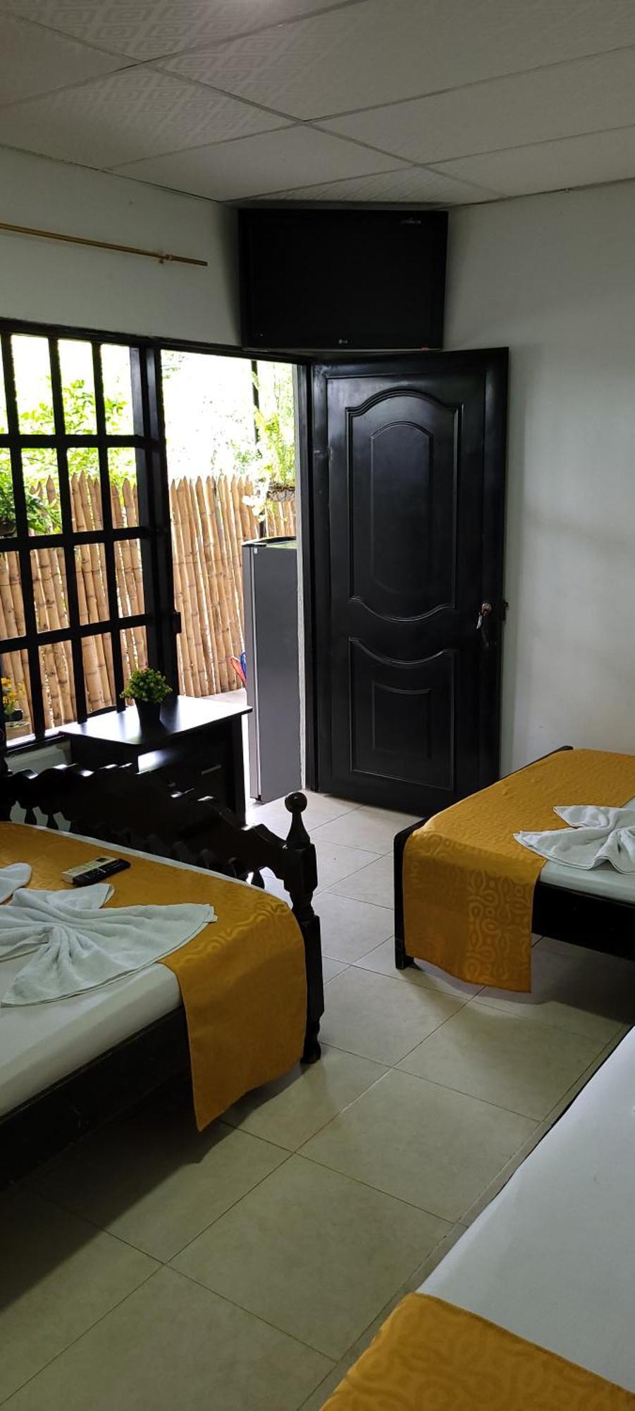 Hostal Villa Del Rio Las Brisas Villavieja Ngoại thất bức ảnh